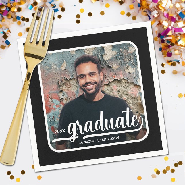 Serviette En Papier Graduate Photo Bold Script Graduation Party (Your photo, name, class year and "Graduate" in a cool script on black background party napkins)