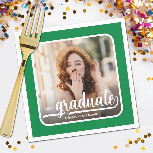 Serviette En Papier Graduate Photo Bold Script vert (Your photo, name, class year and "Graduate" in a cool script on green background party napkins)