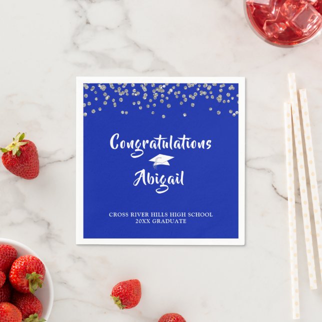 Serviette En Papier Graduation Royal Blue Silver Confetti Brush Script (En situation)