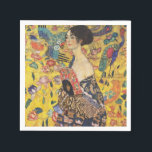 Serviette En Papier Gustav Klimt Lady With Fan Art Nouveau Painting<br><div class="desc">Dame Gustav Klimt avec peintre Art Nouveau Fan Ce demi-portrait d'une belle femme montre un arrière - plan jaune avec des ornements asiatiques, des oiseaux colorés et des fleurs de lotus. La dame porte une robe dans le style d'un kimono imprimé des motifs d'une robe de dragon chinoise. Belle peinture...</div>