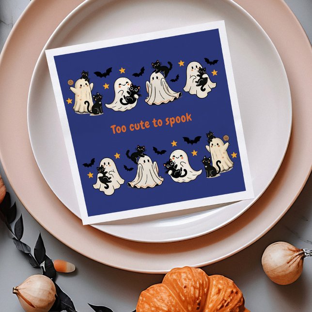 Serviette En Papier Halloween Cute Funny Éffrayant Ghost Chat - Automn (Halloween Cute Funny Spooky Ghost Cat - Fall Party Napkins on a dinner table with autumn decor)