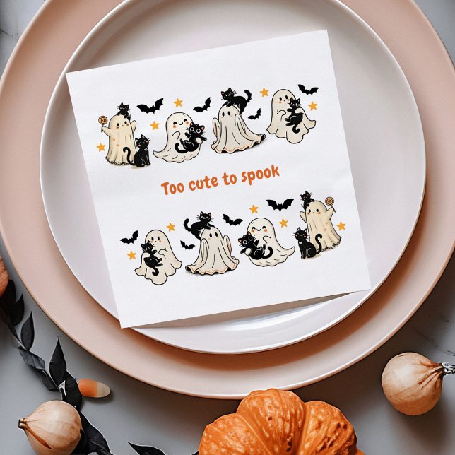 Serviette En Papier Halloween Cute Funny Éffrayant Ghost Chat - Automn (Halloween Cute Funny Spooky Ghost Cat - Fall Party Napkins on a dinner table with autumn decor.)