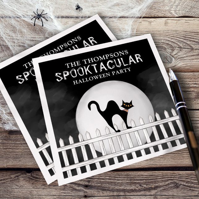 Serviette En Papier Halloween Spooktacular Éffrayant Whimsical Black C (Halloween spooktacular paper napkin with a whimsical black cat on a fence.)