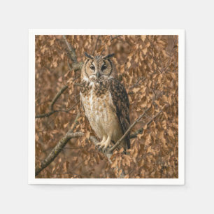 Serviette En Papier Hibou moyen-duc se cachant dans des feuilles brune