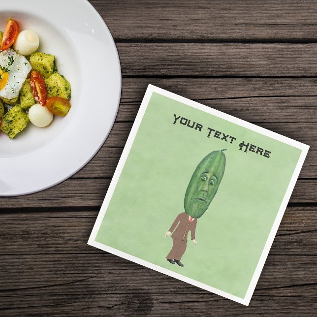 Serviette En Papier Homme cool en costume Grosse Picket Vert Tête Avec (Cool man in suit tie with green pickle head with surprised face on light green paper party napkin.)