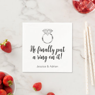 Serviette En Papier Il a finalement mis un anneau Diamond Engagement