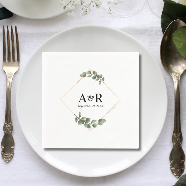 Serviette En Papier Initiales de mariage Couple Eucalyptus Élégant (Elegant eucalyptus couple initials wedding napkins add fresh romantic charm to receptions.)
