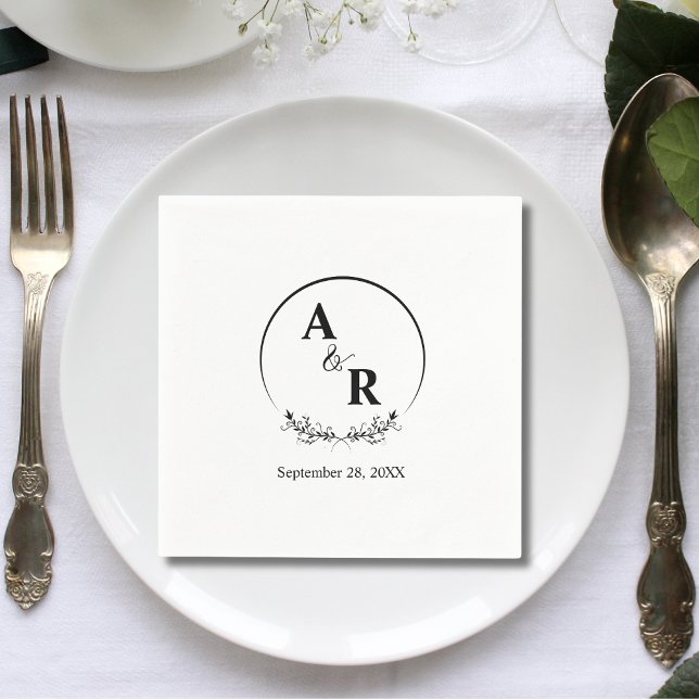 Serviette En Papier Initiales de mariage Couronne de laurier floral él (Elegant floral laurel wreath initials napkins add timeless charm to your wedding table)