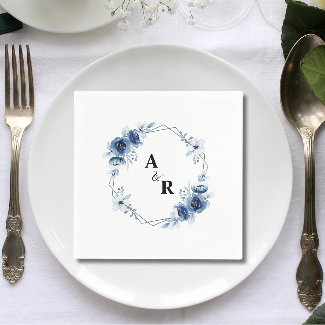 Serviette En Papier Initiales de monogramme esperluette florale bleue  (Blue floral ampersand monogram initials wedding napkins add elegant personalized charm to receptions)
