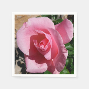 Serviette En Papier Jardin fleuri de roses roses ensoleillé