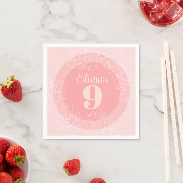 Serviette En Papier Jolis Fleurs Blanches Motif Sur Fond Rose (En situation)