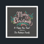 SERVIETTE EN PAPIER JOYE CHRISTMAS CHALKBOARD HOLLY ET BRANCHES<br><div class="desc">MERRY NOËL & HEUREUSE NOUVELLE ANNÉE | Bright et coloré dessin à la main style de tableau de Noël saisonnier serviettes en papier de Noël avec typographie rétro décontractée manuscrite, branches de pin d'hiver plumée et feuille fleurie avec feuilles de laurier et saint en rouge, blanc et vert. Personnalisez-le avec...</div>