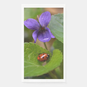 Serviette En Papier Ladybug sur les fleurs de violet doux