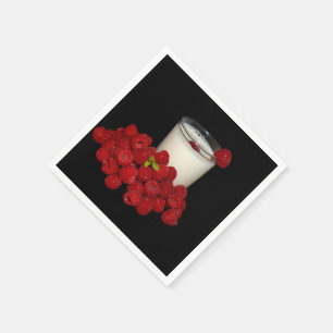 Serviette En Papier lait blanc avec des framboises rouges sur un fond 