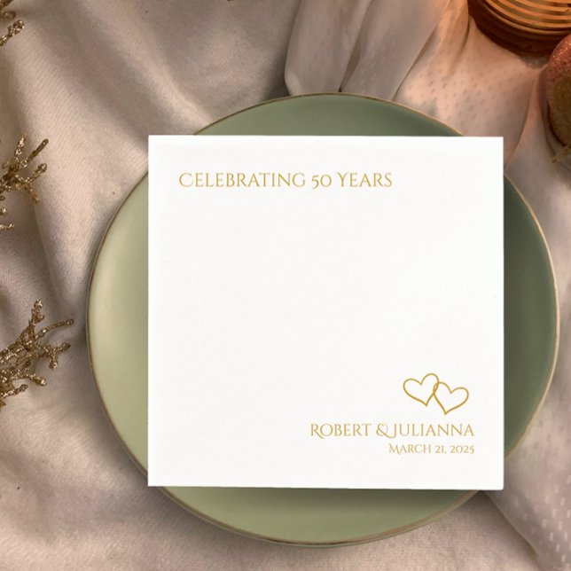 Serviette En Papier Les noms de couple coeur d'or 50ème anniversaire P (Personalized couple's names and date, simple elegant golden hearts, 50th wedding anniversary napkin.)