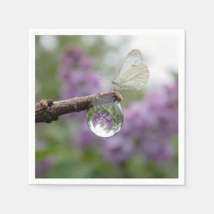 Serviette En Papier Lilas se reflétant dans une goutte de pluie avec p