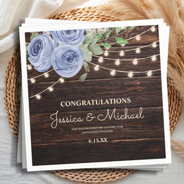 Serviette En Papier Lumières à cordes rustiques bleues pour réception  (Rustic wood and dusty blue floral and string lights wedding reception paper napkins)