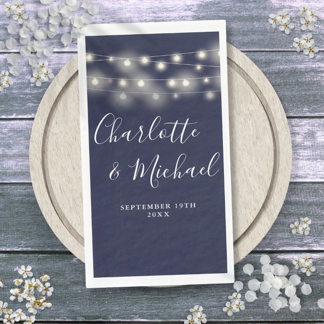 Serviette En Papier Lumières en forme de guirlande Bleu marine Écritur (String Lights Navy Blue Signature Script Wedding Paper Guest Towels)