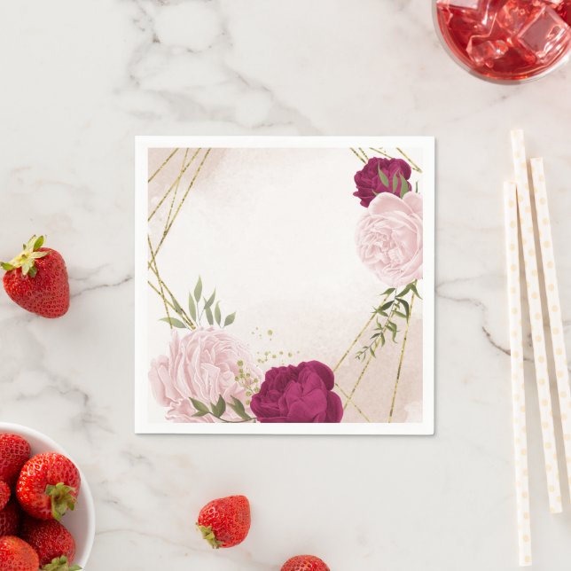 Serviette En Papier magenta fleurs roses verdure mariage (En situation)