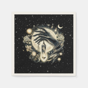 Serviette En Papier Main tenant un cristal sous le clair de lune