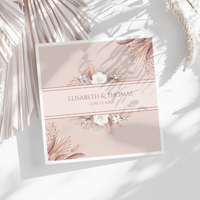 Serviette En Papier Mariage Bohème Herbe des Pampas (Boho Pampas Grass Wedding Napkins on a sunny white table with dry palm leaf.)