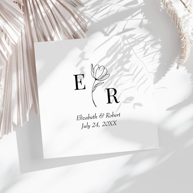 Serviette En Papier Mariage de monogramme floral noir et blanc (Black and White Floral Monogram Wedding Napkins on a sunny white wedding.)