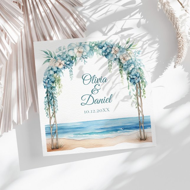 Serviette En Papier Mariage de plage avec arche florale bleu bohème (Boho Blue Floral Arch Beach Wedding Paper Dinner Napkins on a sunny table with boho dry flowers)