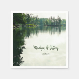 Serviette En Papier Mariage de reflet evergreens au bord du lac rustiq