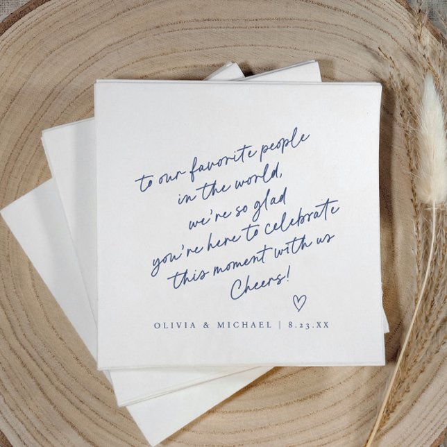 Serviette En Papier Mariage de style note d'amour manuscrite bleu mari (Navy blue love note wedding napkin with handwritten note, heart, and modern script design.)
