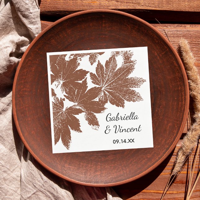 Serviette En Papier Mariage de timbre de feuille d'érable Brown (Fall In Love with this natural woodland Autumn leaves disposable paper napkin.)