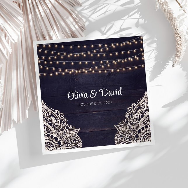 Serviette En Papier Mariage d'élégance rustique bleu nuit (Midnight Blue Rustic Elegance Wedding Napkins on a sunny white table.)