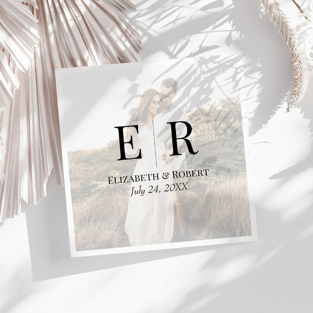 Serviette En Papier Mariage élégant moderne avec monogramme et photo p (Modern Elegant Custom Photo Monogram Wedding Napkins on a sunny white table.)