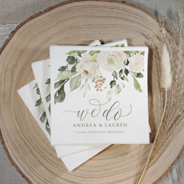 Serviette En Papier Mariage élégant verdure feuillage cocktail blanc (Wedding napkins with greenery and white flowers with the text "we do" personalized names.)