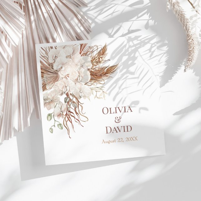 Serviette En Papier Mariage en laiton de Pampas Neutre Boho (Boho Neutral Pampas Grass Wedding Napkins on a sunny white table with white dry palm leaf.)