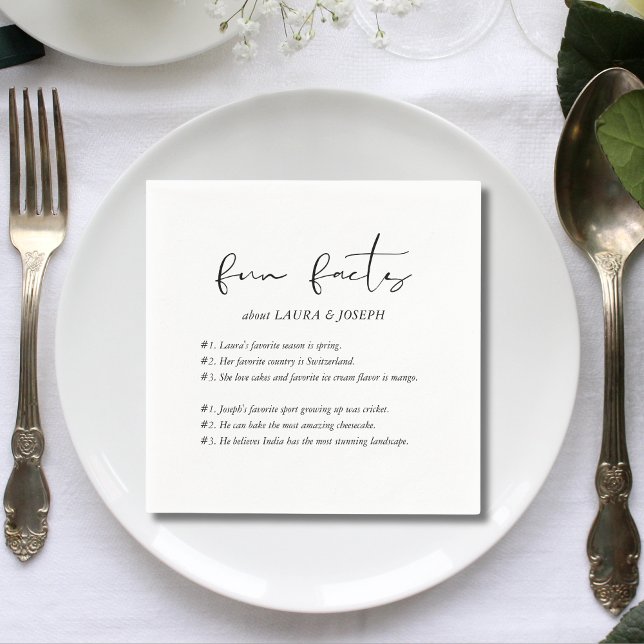 Serviette En Papier Mariage Faits Amusants Écriture Moderne (Modern script fun facts wedding napkins entertain guests while adding a personal touch.)