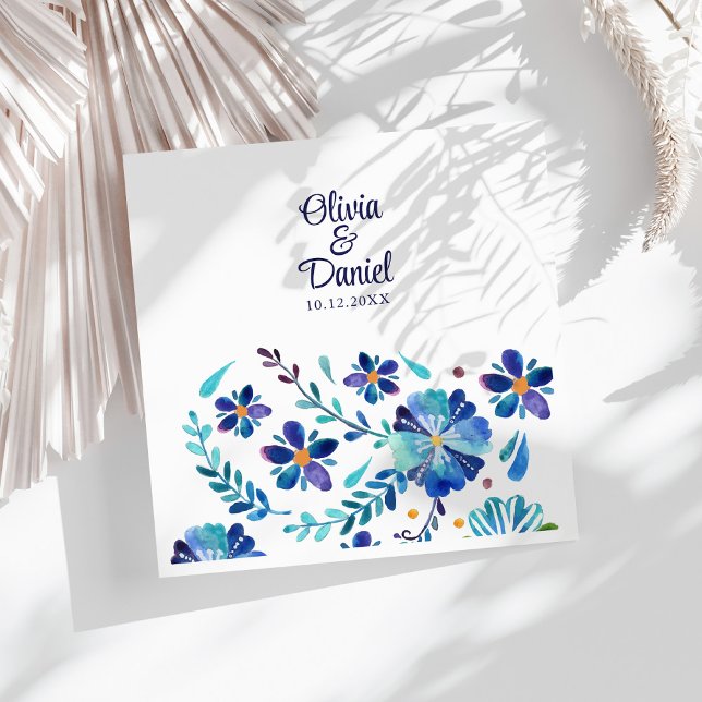 Serviette En Papier Mariage Féria Bleu et Blanc Floral Mexicain (Blue and White Mexican Floral Fieasta Wedding Paper Dinner Napkins on a sunny white table.)