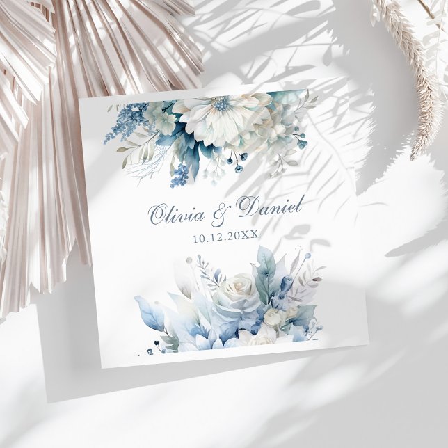Serviette En Papier Mariage Fleur sauvage Dusty Blue moderne (Modern Dusty Blue Wildflowers Wedding Paper Dinner Napkins on a sunny white table.)