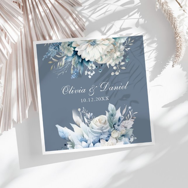 Serviette En Papier Mariage Fleur sauvage Dusty Blue moderne (Modern Dusty Blue Wildflowers Wedding Paper Dinner Napkins on a sunny white table.)