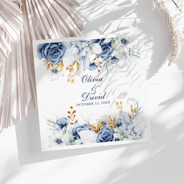 Serviette En Papier Mariage floral bleu et or moderne (Modern Blue and Gold Floral Wedding Napkins on a sunny white table with neutral dry botanicals.)