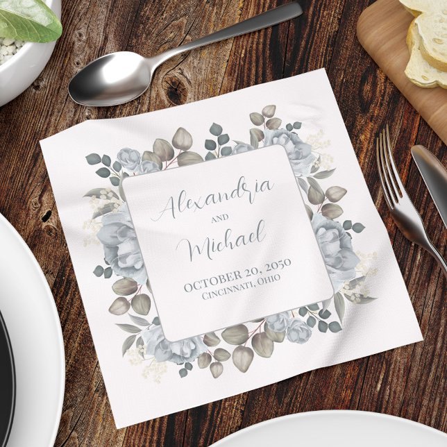 Serviette En Papier Mariage floral bleu personnalisé (Custom  wedding cocktail napkin with bride and grooms name, date, and wedding location. )