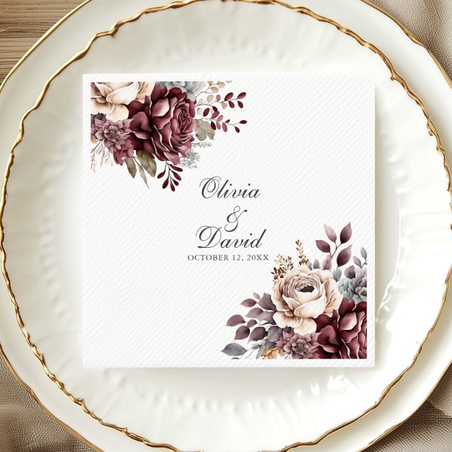 Serviette En Papier Mariage floral Boho Bourgogne personnalisé (Personalized Boho Burgundy Floral Wedding Napkins in an elegant white and gold porcelain plate.)