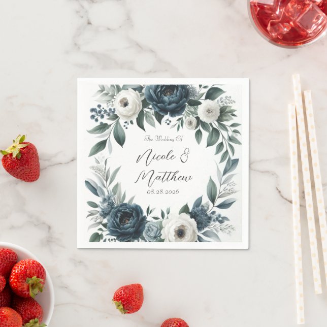 Serviette En Papier Mariage floral d'ivoire élégant bleu marine et arg (En situation)