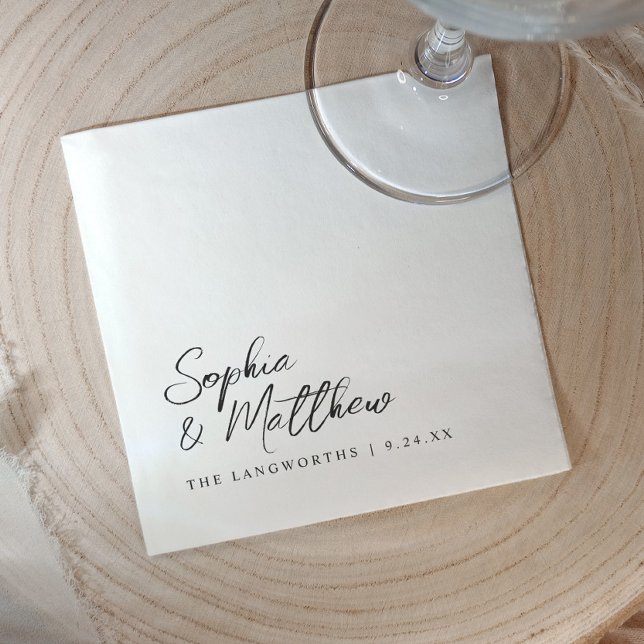 Serviette En Papier Mariage Moderne Tendance Noir et Blanc Écriture Ma (Modern black and white wedding napkins with personalized handwritten names)