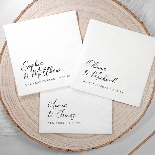 Serviette En Papier Mariage Moderne Tendance Noir et Blanc Écriture Ma (Modern black and white wedding napkins with handwritten script names and date in lower corner.)