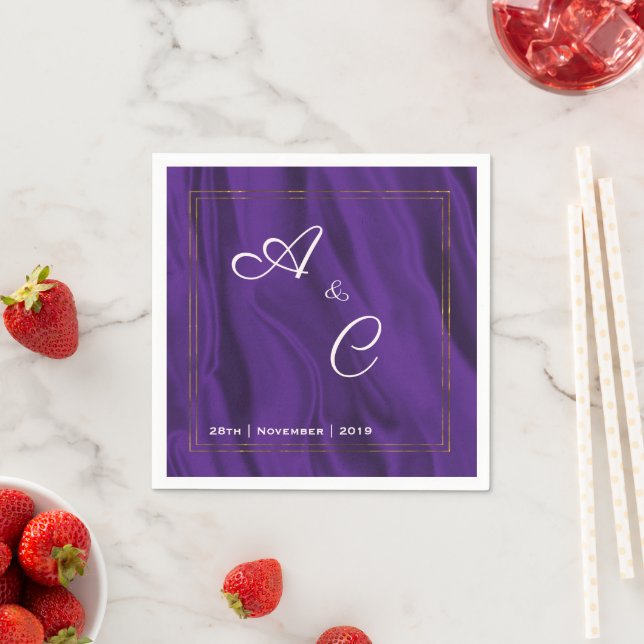 Serviette En Papier Mariage monogramme de soie violette (En situation)