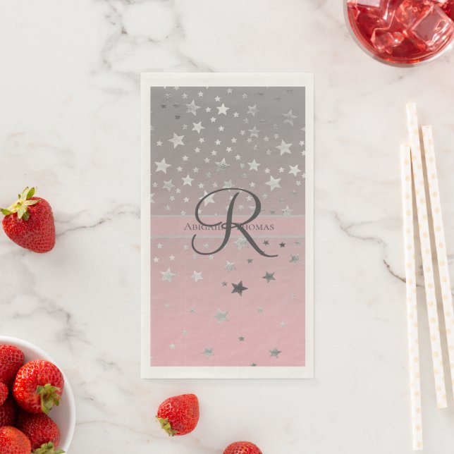 Serviette En Papier Mariage Monogramme Nom Rose Gris Argent Étoiles  (En situation)
