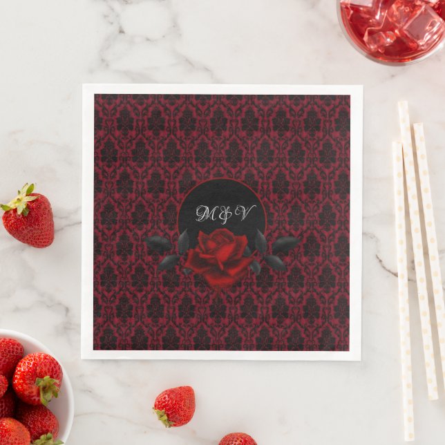Serviette En Papier Mariage Rose Rouge Damassée Gothique (En situation)