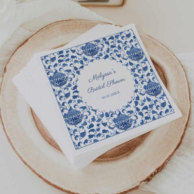 Serviette En Papier Mariage Shower Chinoiserie Bleu et Blanc Floral (Chinoiserie Chic bridal shower napkins featuring an all-over hand-painted blue and white print)