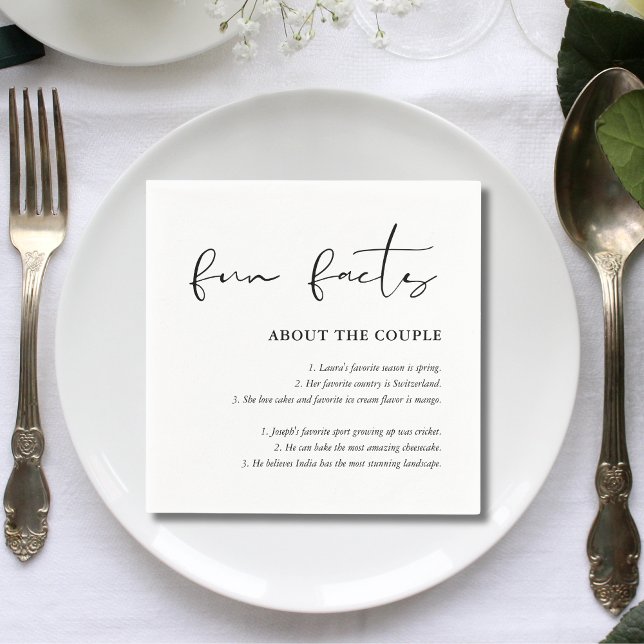 Serviette En Papier Mariage sur mesure noir blanc faits amusants (Personalized script black white fun facts napkins add meaningful charm to wedding tables)
