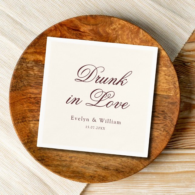 Serviette En Papier Mariés dans l'Amour Écriture Élégante Moderne Mari (Drunk in Love burgundy wedding napkins add a modern, romantic touch to your celebration.)